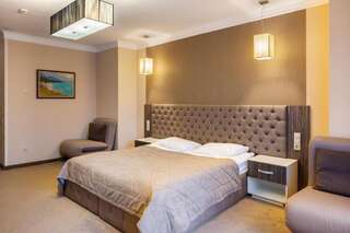 Отель Tavel Hotel & SPA Буковель Улучшенный двухместный номер с 1 кроватью или 2 отдельными кроватями и доступом в спа-центр-4